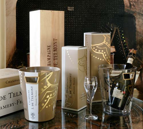 Détails : www.champagne-de-telmont.com  Coffrets cadeaux Champagne personnalisée et sur-mesure : du format de votre bouteille à votre étiquette personnalisée, J. de Telmont vous accompagne pour tous vos événements. Coffrets cadeaux prestige