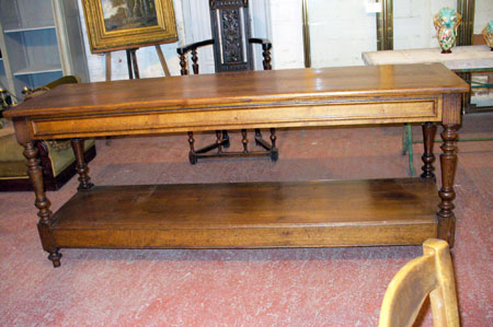 Détails : www.antique-trading.com  grande table de drappier en chêne, a deux plateaux,meuble de mêtier typiquement de la premiere moit